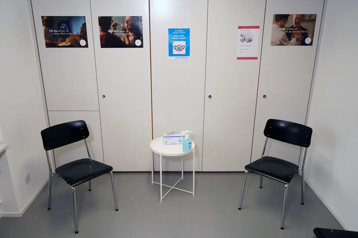 Man sieht ein leeres Wartezimmer.